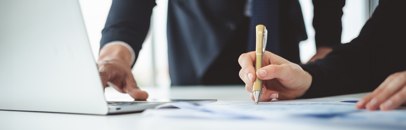 Unterschrift Vertragsrecht Laptop, Hände und Unterschrift