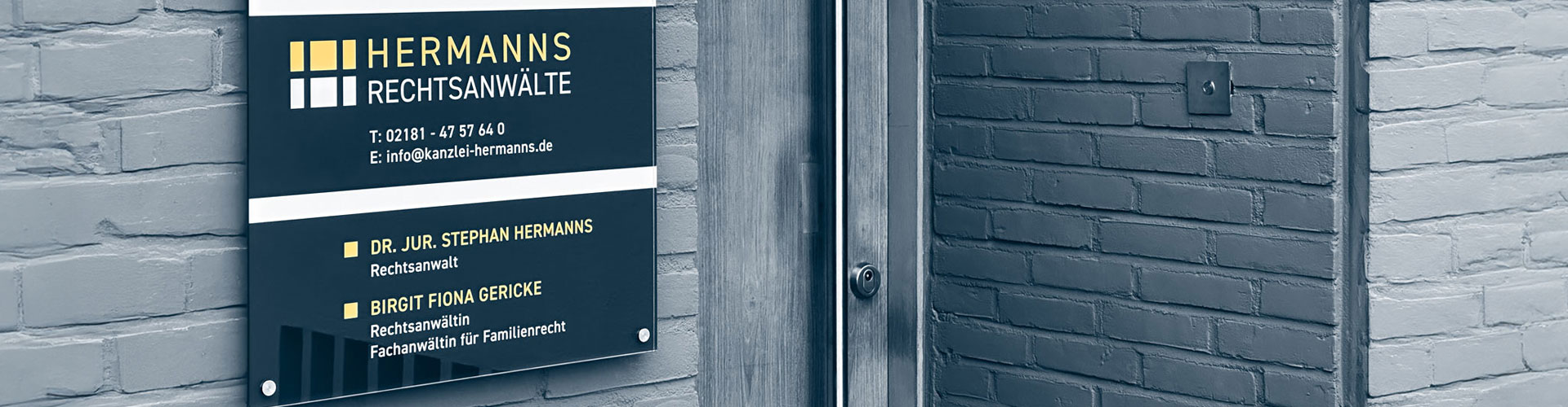 Rechtsanwälte im Herzen des Rhein-Kreises Neuss -Rechtsanwaltskanzlei Hermanns Eingangsbereich mit Firmenschild